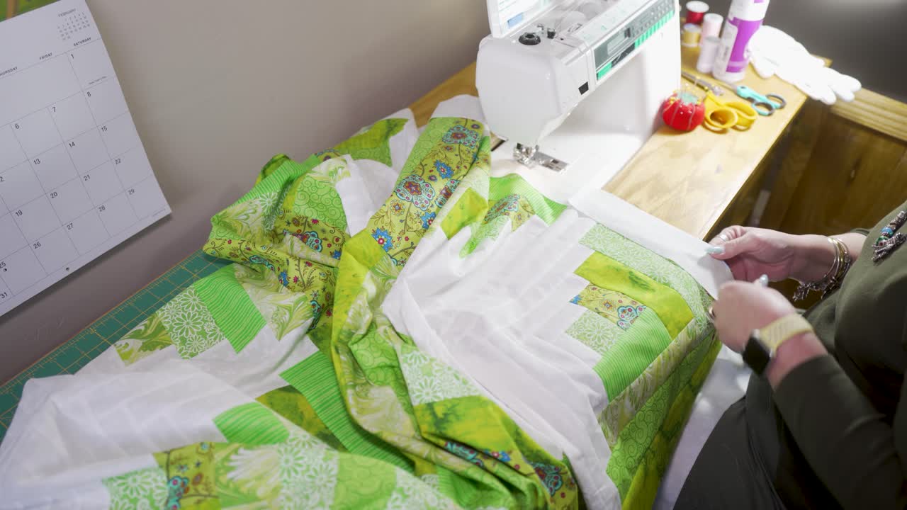 пришивание кромки или бордюра на собранных блоках одеяла с помощью швейной машины