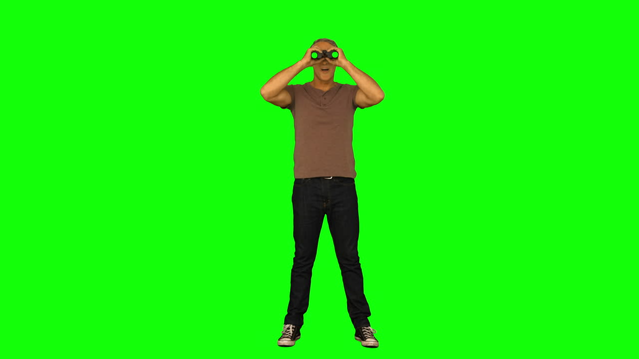 Homem casual observando com binóculos