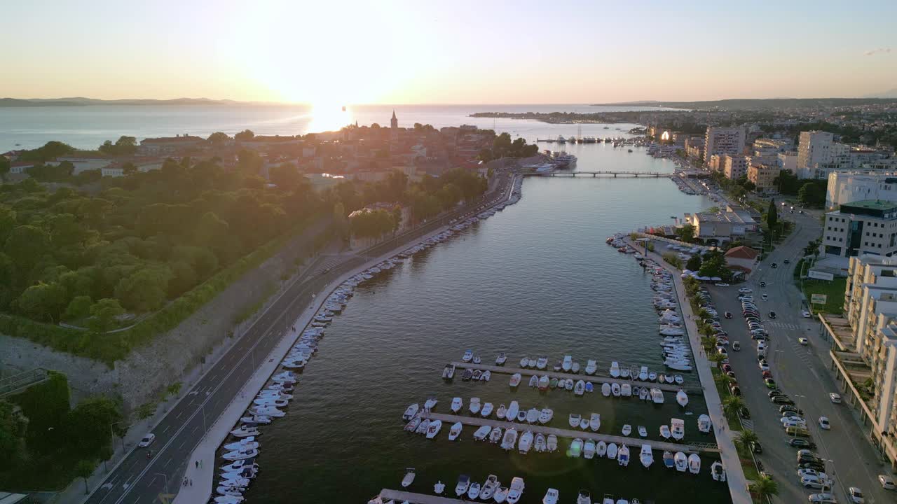panorama aéreo al atardecer sobre la ciudad de zadar, marina, croacia