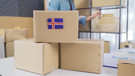 bandera de islandia en el paquete de carga logística.