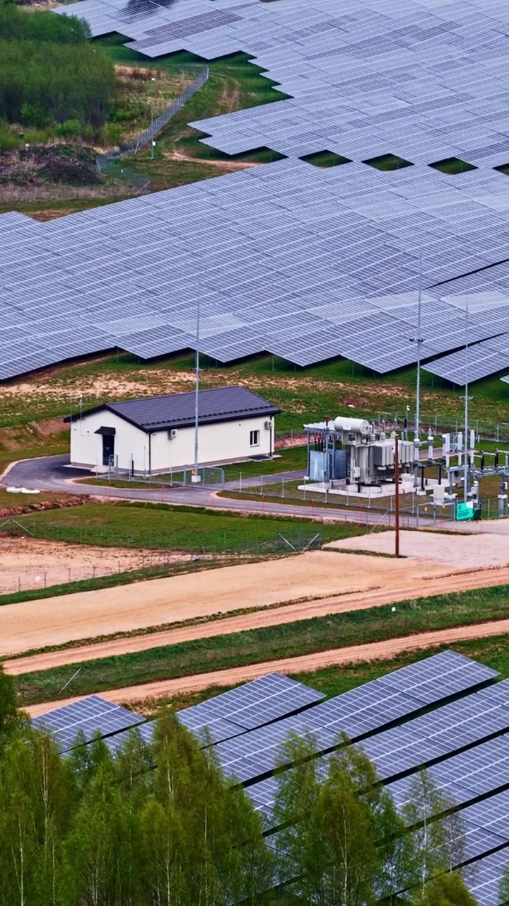 Solenergifarm, der genererer elektricitet med fotovoltaiske paneler, vertikal.