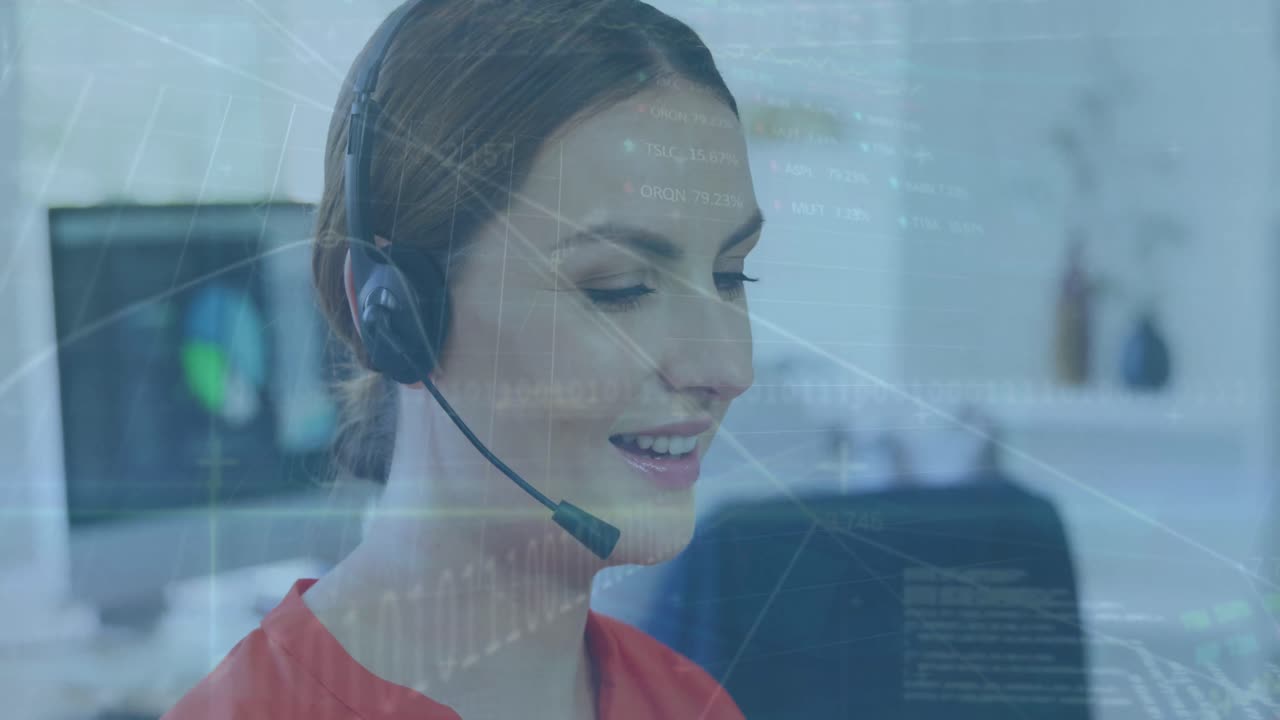 animación del procesamiento de datos sobre una mujer de negocios caucásica que usa auriculares de teléfono en la oficina