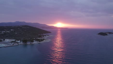 Hermoso-Rayo-De-Sol-Cálido-Sobre-El-Mar-En-Calma,-Puesta-De-Sol-De-Fuego-En-Ksamil,-Albania