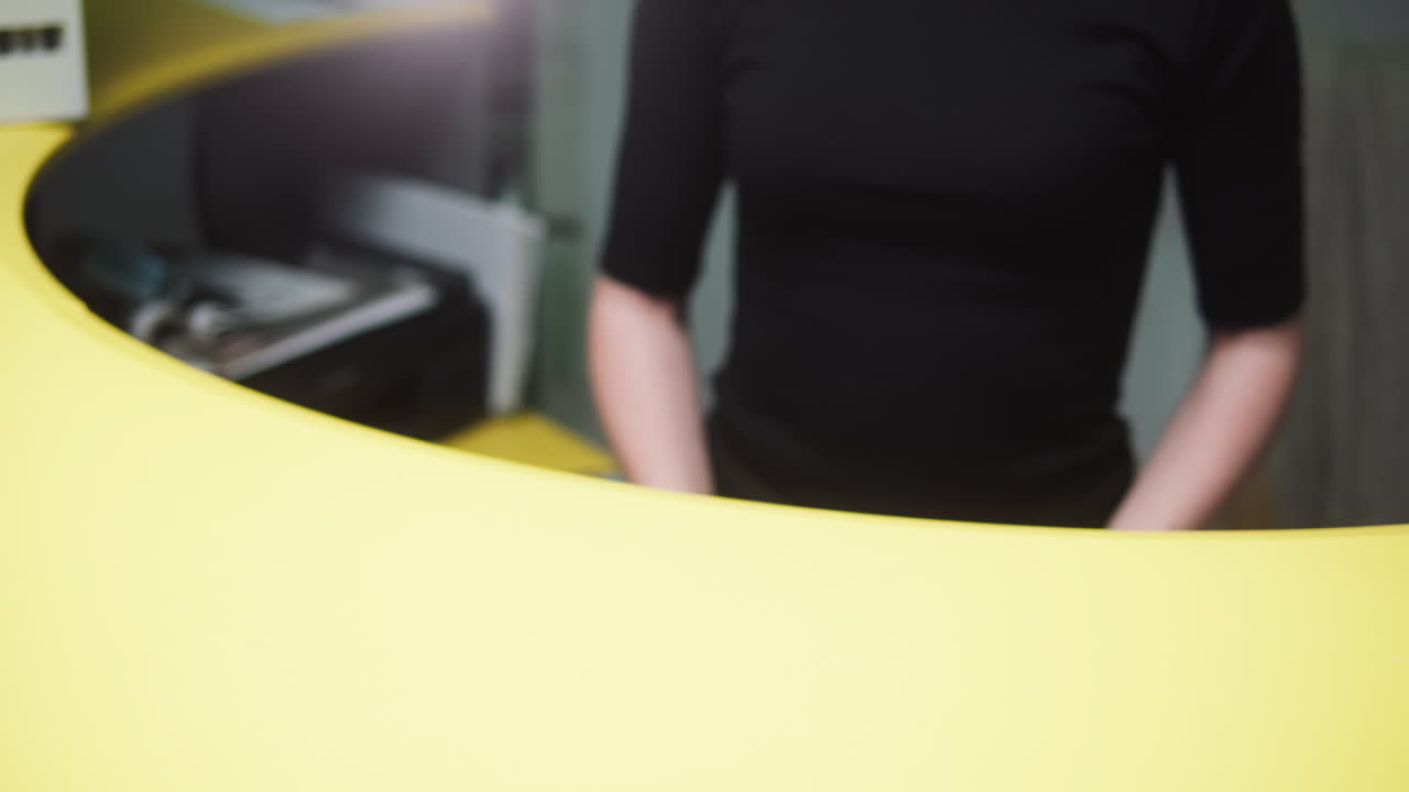 Cliente escaneia código QR no smartphone para verificação digital
