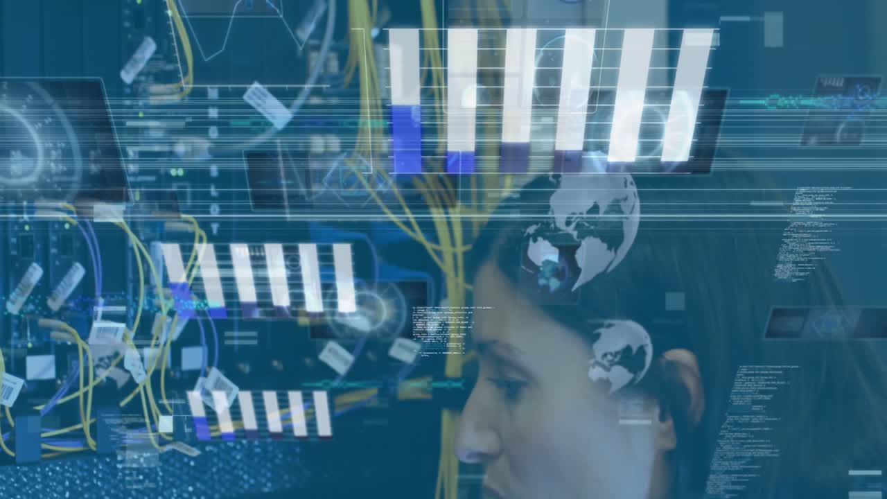 animación de procesamiento de datos sobre ingeniera caucásica que trabaja en la sala de servidores de computadoras.
