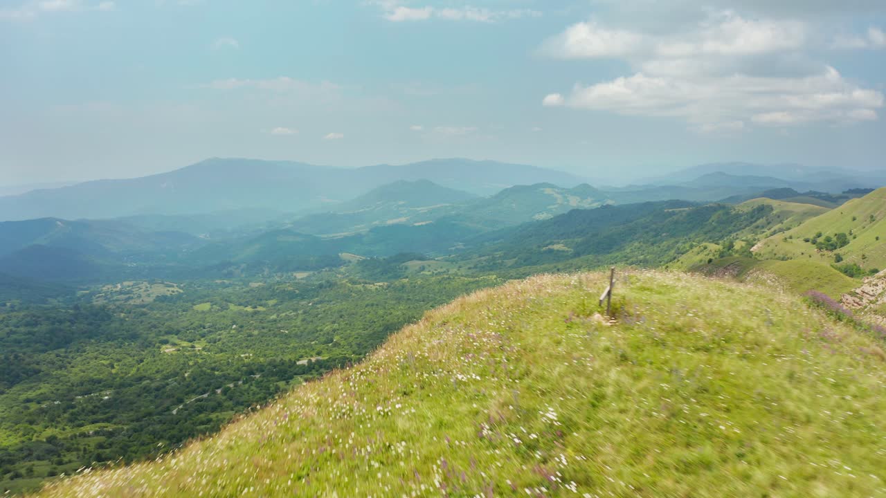 조지아의 카케티 지역에 있는 녹색 산맥의 놀라운 탁 트인 전망