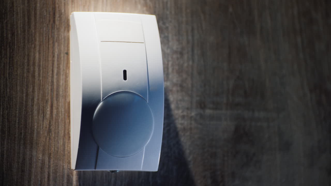 sensor de movimiento infrarrojo en la pared activado e iluminado por una luz roja