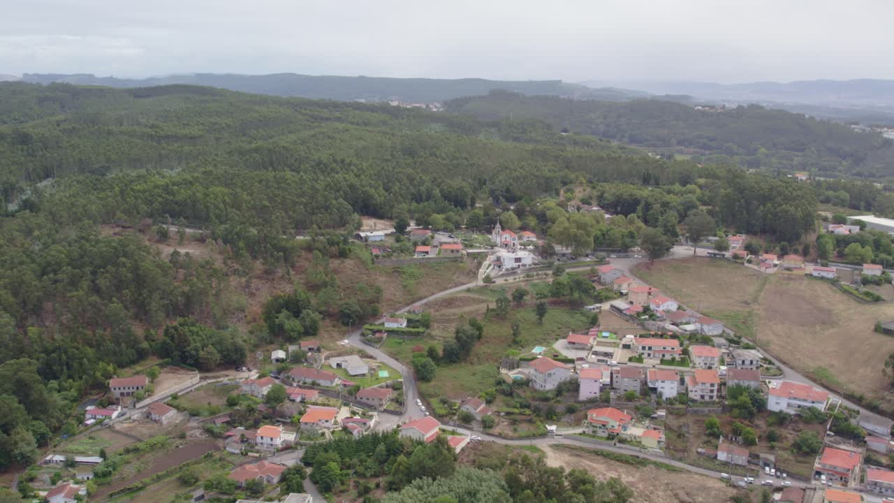 vista aérea del paisaje de la aldea de Lemenhe alrededor del santuario de Nossa Senhora do Carmo