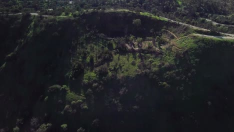 Antena-Sobre-Parque-Urbano-Y-Senderos-Para-Caminatas