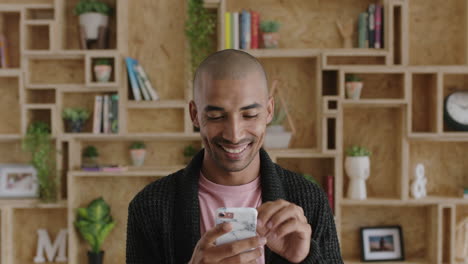 Retrato-De-Un-Joven-Atractivo-Del-Medio-Oriente-Navegando-Por-Las-Redes-Sociales-Sonriendo-Sintiéndose-Conectado