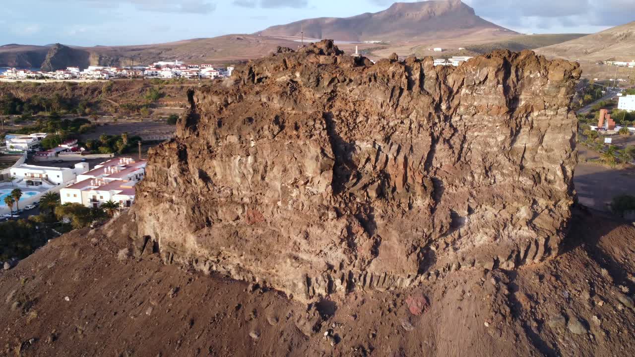 Vista aerea di una formazione rocciosa vulcanica in una città