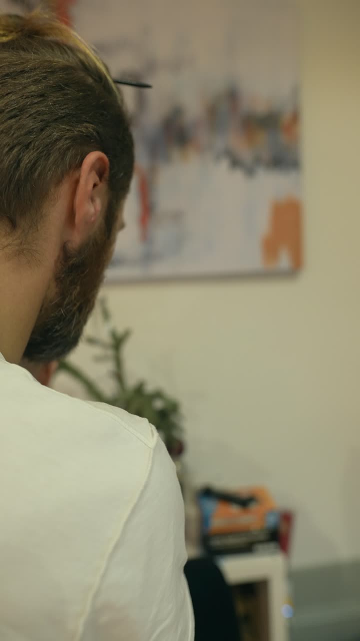 한 방에 있는 사람들, 아마도 가족, 크리스마스 시즌에.