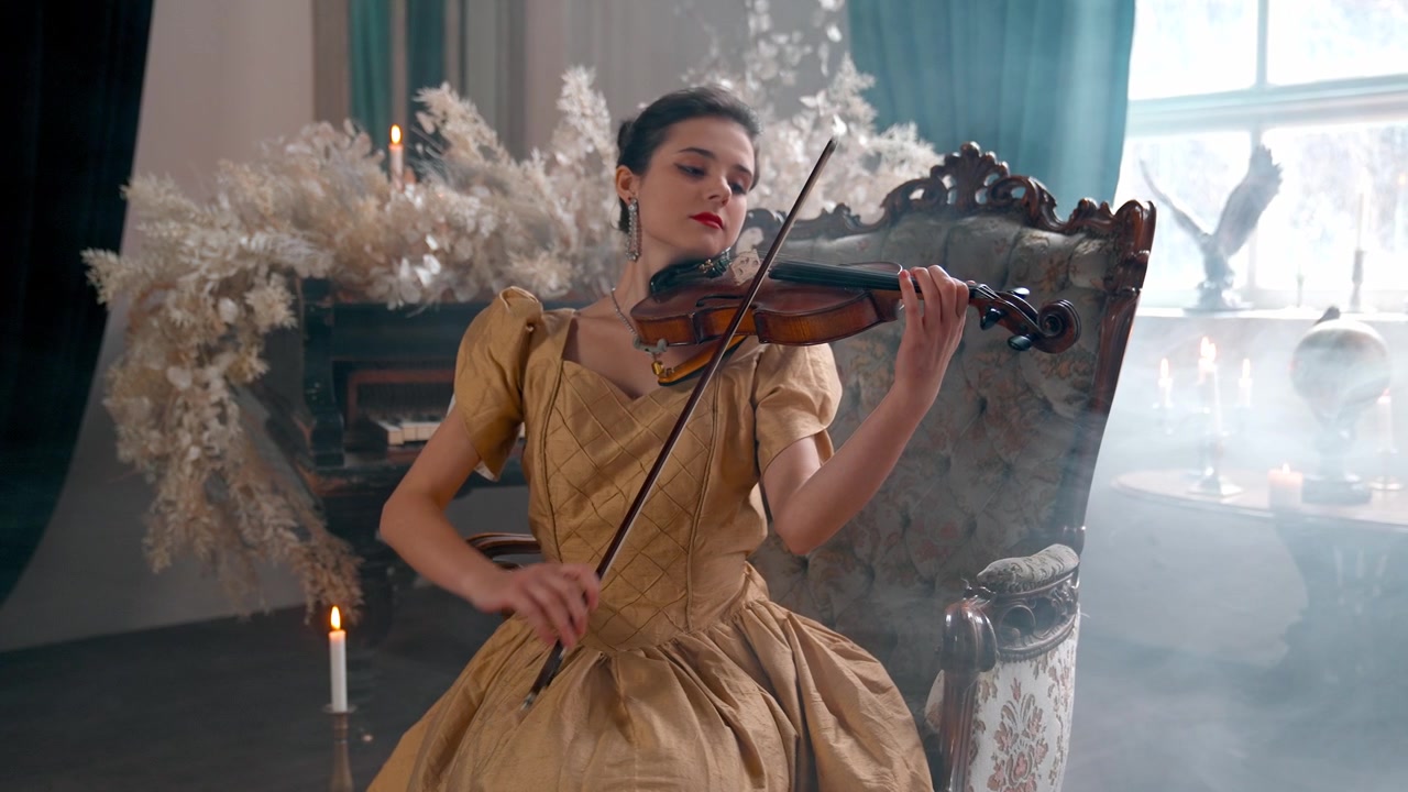 Donna elegante in abito dorato che suona il violino in un contesto d'epoca