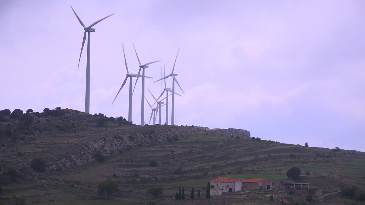 molinos de viento generan electricidad en las colinas de españa