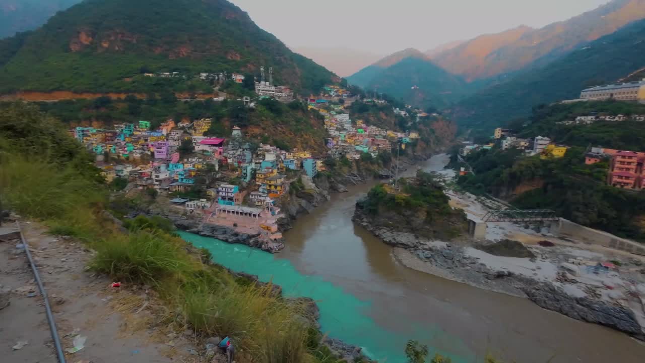 hermosa vista de devprayag amplia vista