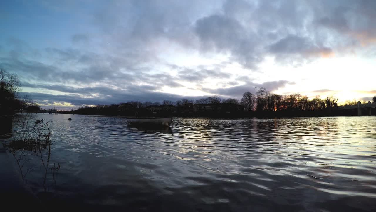 케이브 다리 에 있는 테임즈 강의 해가 지는 모습