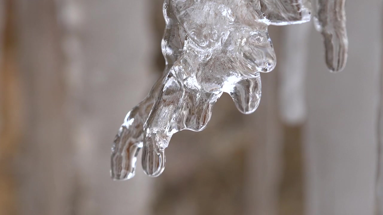 Ghiacciolo che si scioglie e gocciola acqua in inverno