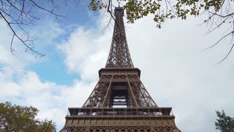 cielo azul y nubes que pasan cerca de la torre eiffel