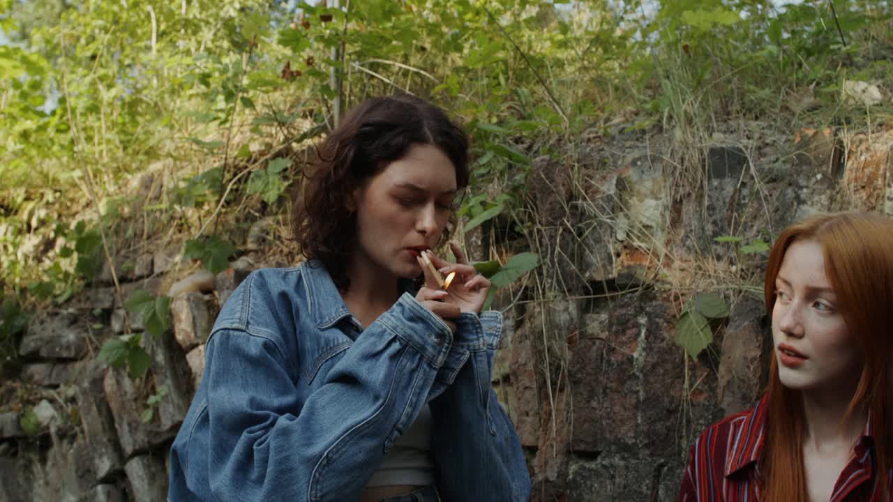 야외에서 두 명의 여성