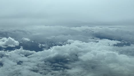 POV-Piloto-Inmersivo-Volando-A-Través-De-Un-Paisaje-Montañoso-Nevado-Tomado-Desde-La-Cabina-De-Un-Avión