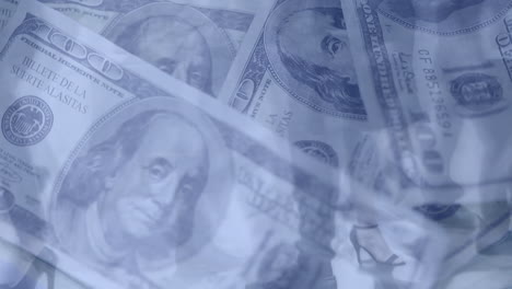 la gente caminando y los billetes de dólar de estados unidos girando