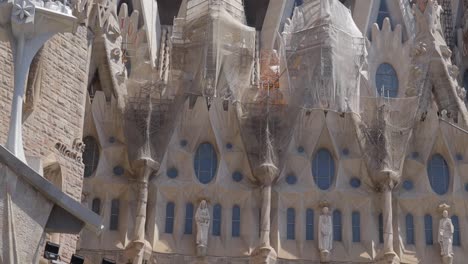 Toma-Panorámica-Cercana-De-La-Catedral-De-La-Sagrada-De-Familia,-Barcelona,-España.