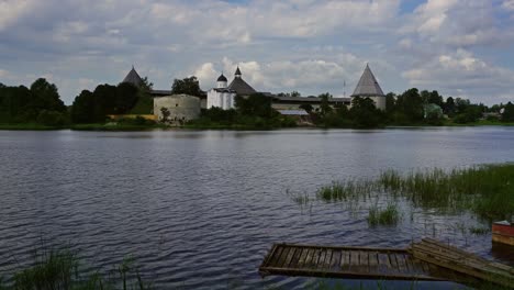 la fortaleza de staraya ladoga en volkhov, el lapso de tiempo