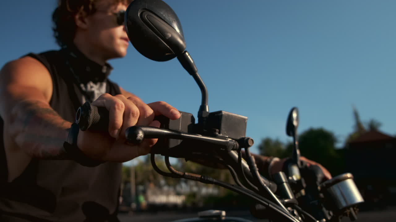 오토바이 를 타고 있는 남자