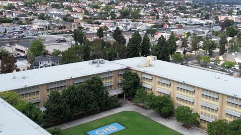 Antena-Sobre-La-Escuela-Secundaria-Crenshaw,-Edificio-Principal-Del-Campus,-Vacía-El-Fin-De-Semana