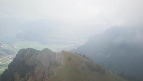 Esta-Foto-De-Dron-Está-Tomada-Desde-La-Cima-De-Una-Montaña-En-Suiza