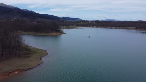 Drohnenaufnahmen-Von-See-Und-Menschen,-Die-Wasserfahrräder-Fahren-|-4k