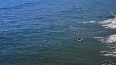 Surfer-Ente-Taucht-Durch-Brechende-Welle-Mit-Surfbrett,-Luftaufnahme
