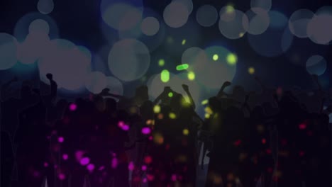 animation farbenfroher lichtprojektionen über tanzende menschenmenge mit weißen scheinwerfern