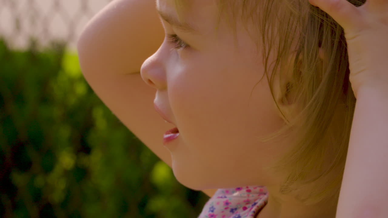 걱정스러운 표정의 귀여운 소녀의 초상화