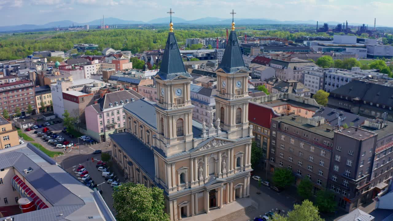 Tæt droneoptagelse af stor kirke med tårne i bymidten af Ostrava