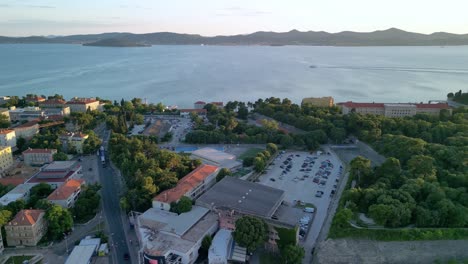 Un-Panorama-Aéreo-En-Las-Horas-De-La-Puesta-Del-Sol-Sobre-Zadar,-Península,-Kolovare,-Islas-Ugljan-Y-Osljak,-Marina-Jazine,-Costa-De-Penza-Branimir