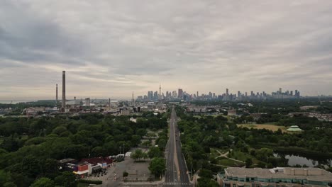 Luftaufnahme-über-Dem-Don-Valley-Parkway-Mit-Fernblick-Auf-Die-Skyline-Von-Toronto-An-Einem-Bewölkten-Tag