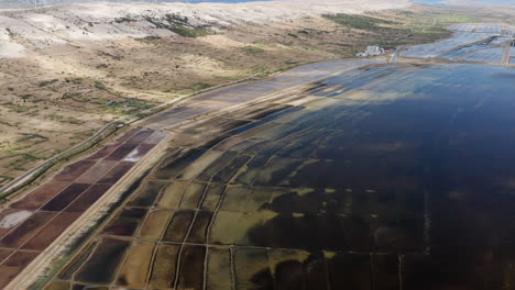 vista panorámica de la salina histórica en la isla pag en croacia - disparo de drones