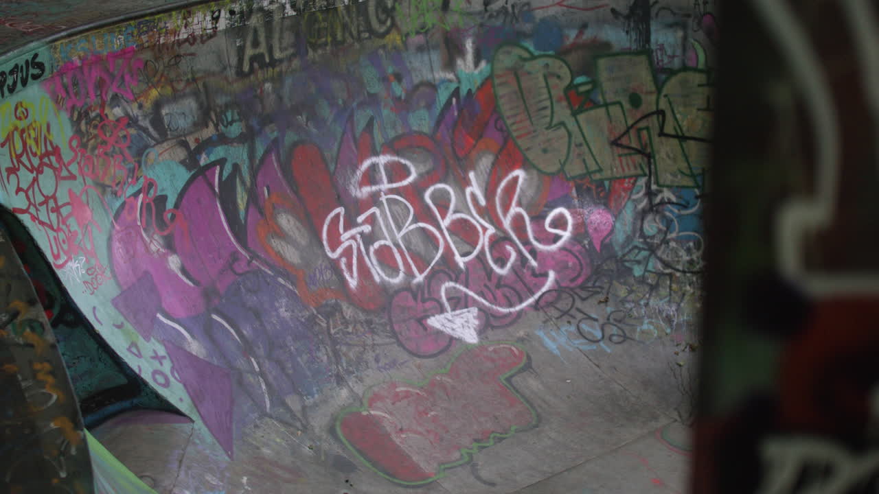 공원에서 스케이트보드를 타는 백인 소년.