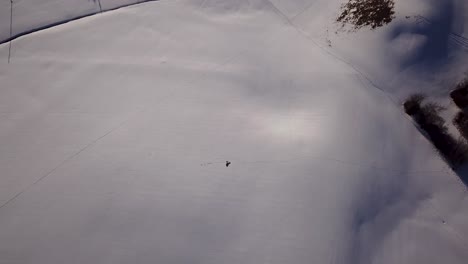 Riesiges-Winterpanorama-In-Der-Schweiz-Mit-Schneebedeckten-Hügeln-Und-Einem-Jungen-Kerl,-Der-Im-Schnee-Liegt