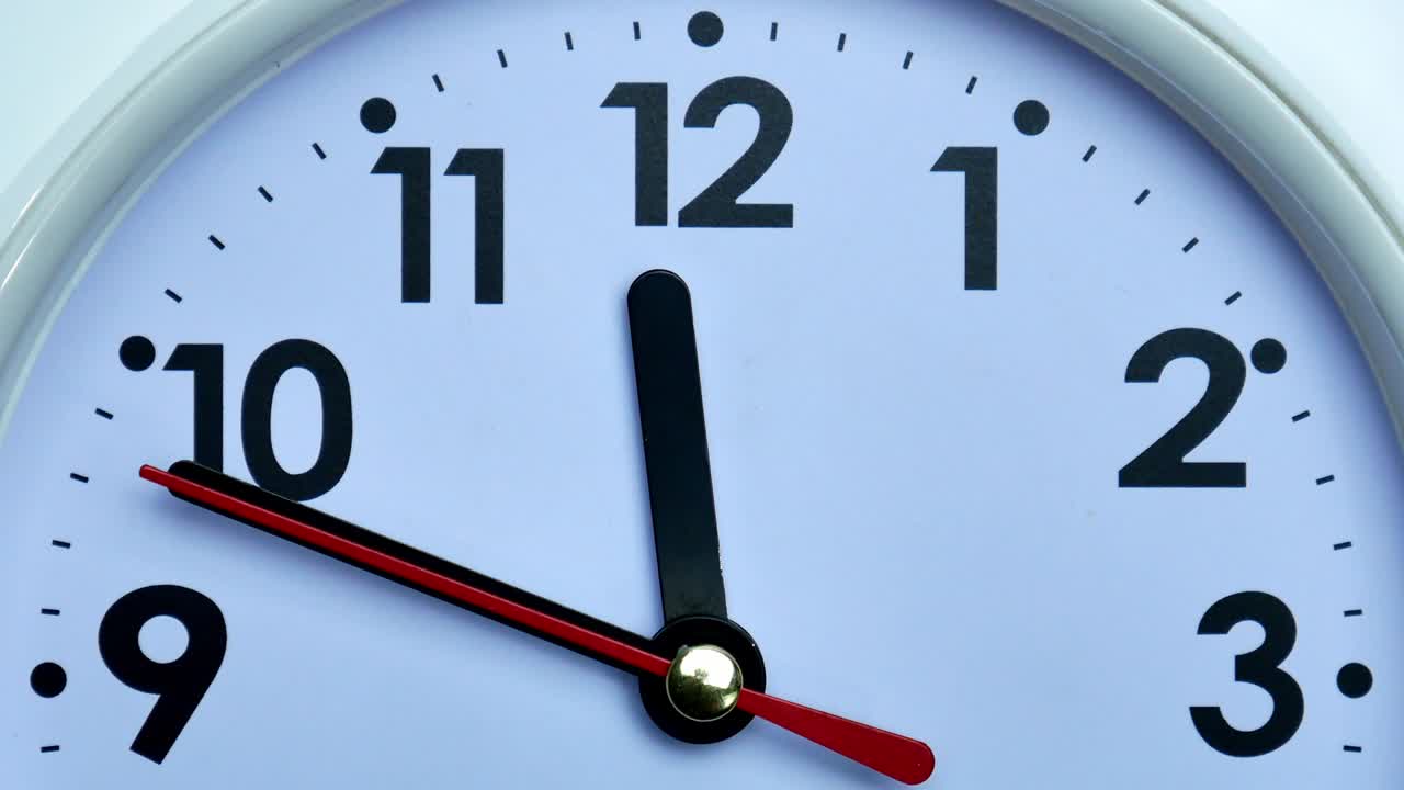 es hora de tomar un descanso y almorzar.