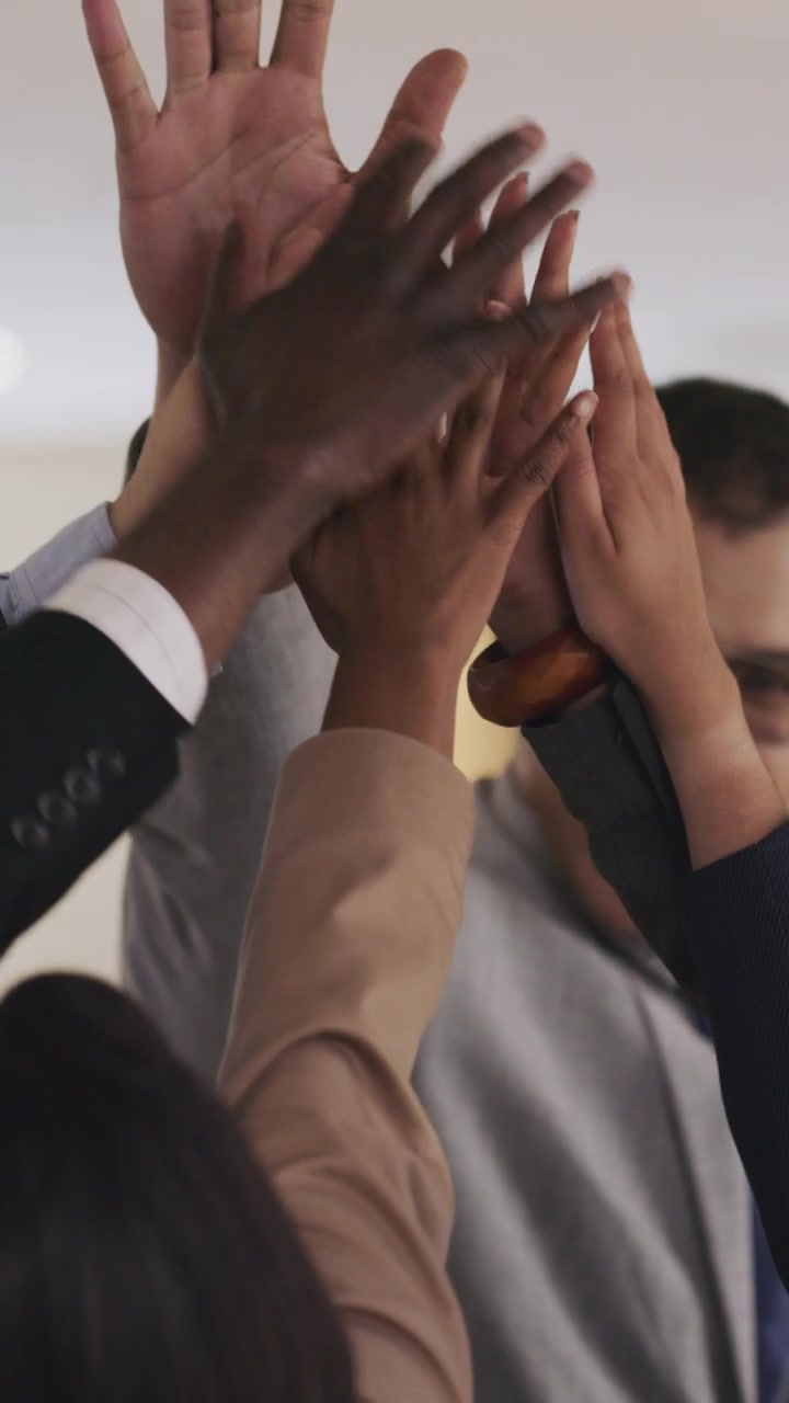 Un equipo de negocios diverso unido en unidad
