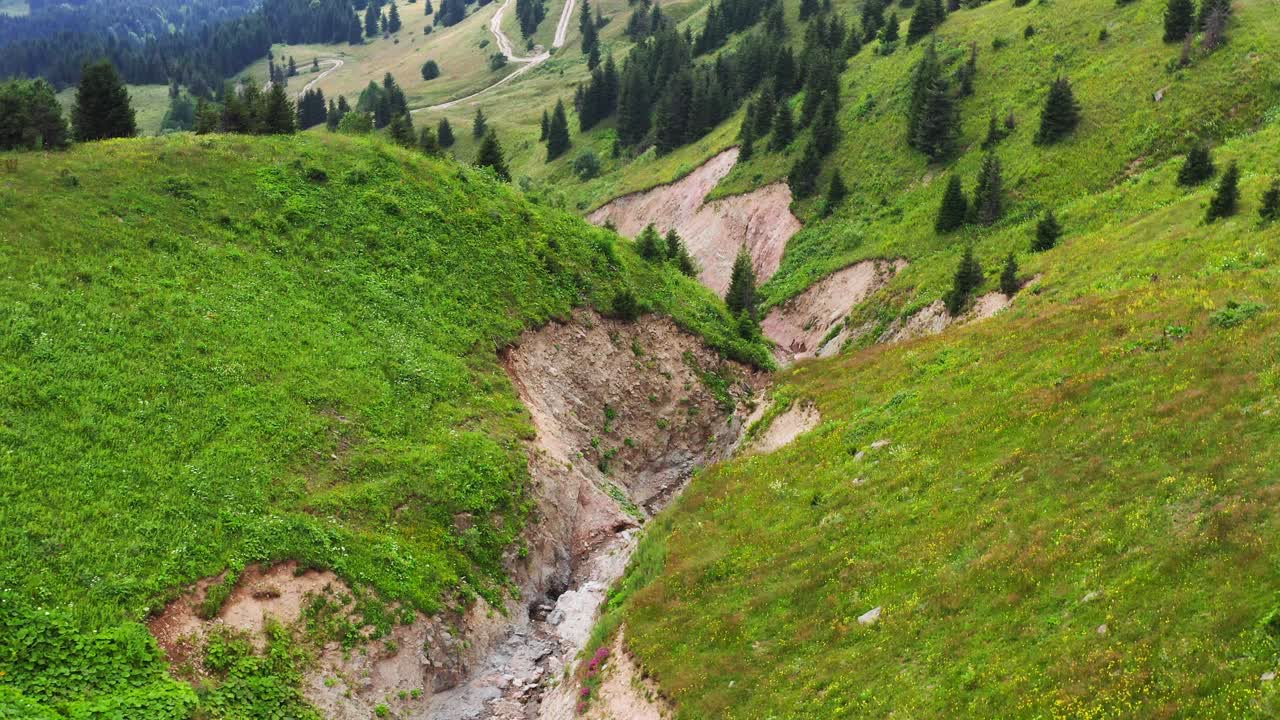 vuelo panorámico sobre el cañón entre verdes laderas de montañas en georgia