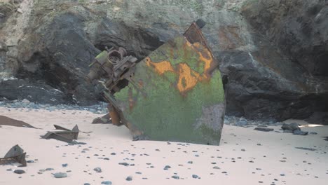 el bloque del motor del naufragio permanece en la playa