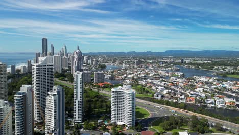 Luftaufnahme-Des-Hauptstrandes-Und-Des-Paradiesischen-Wassers-Mit-Blick-Auf-Die-Berühmte-Skyline-Der-Gold-Coast-Und-Das-Hinterland