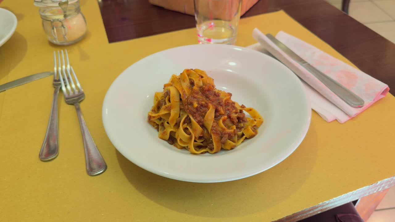 plato de pasta italiana recién cocinada - ángulo alto, de cerca