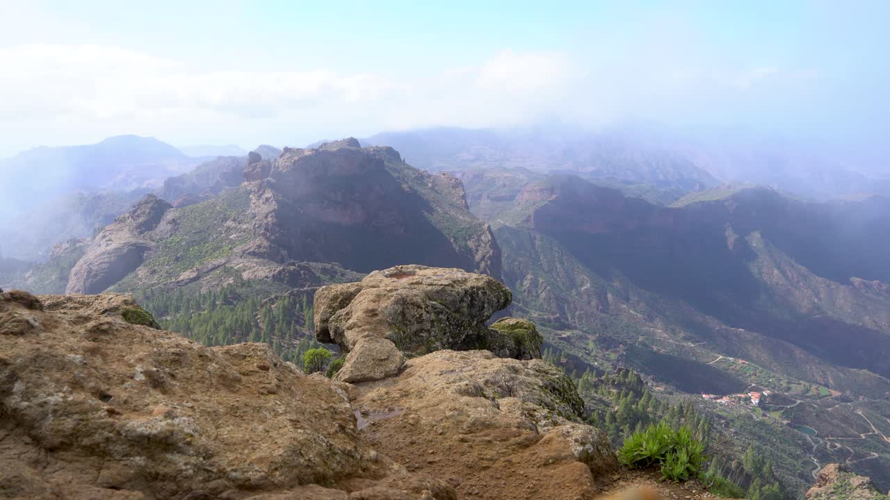 Gruppo escursionistico in salita verso Roque Nublo durante una mattinata nebbiosa a Gran Canaria, Spagna