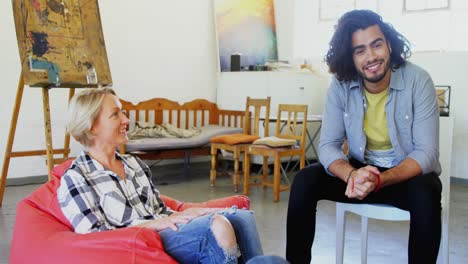 artistas interactuando entre sí 4k