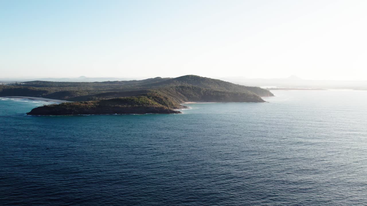 오스트레일리아 즐랜드에 있는 노사 국립공원의 경치 좋은 파라다이스 바다.