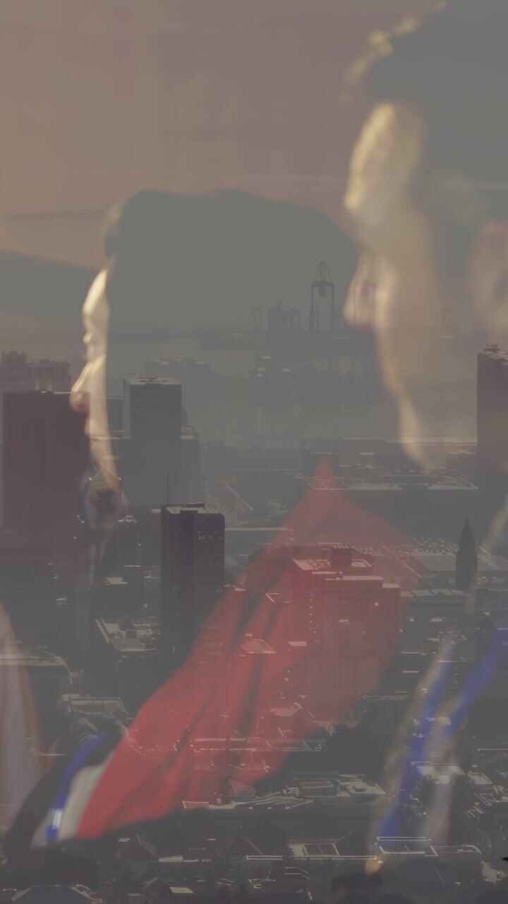 Video verticale: Donna che inizia a parlare a un collega, uomo che ascolta, skyline visibile attraverso il vetro, in un contesto aziendale.